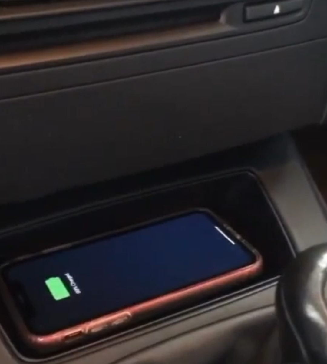 iPhone 15 kullanıcıları BMW kablosuz şarj özelliğinin telefonu bozduğunu söylüyor
